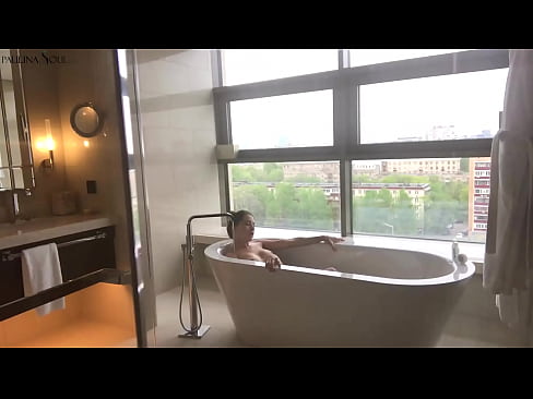 ❤️ Milžiniškas kūdikis aistringai masturbuoja savo putę vonios kambaryje ❤️❌ Seks video prie mūsų ❌️