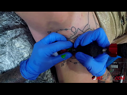 ❤️ Itin tatuiruota karšta Sully Savage gavo tatuiruotę ant savo klitorio ❤️❌ Seks video prie mūsų ❌️